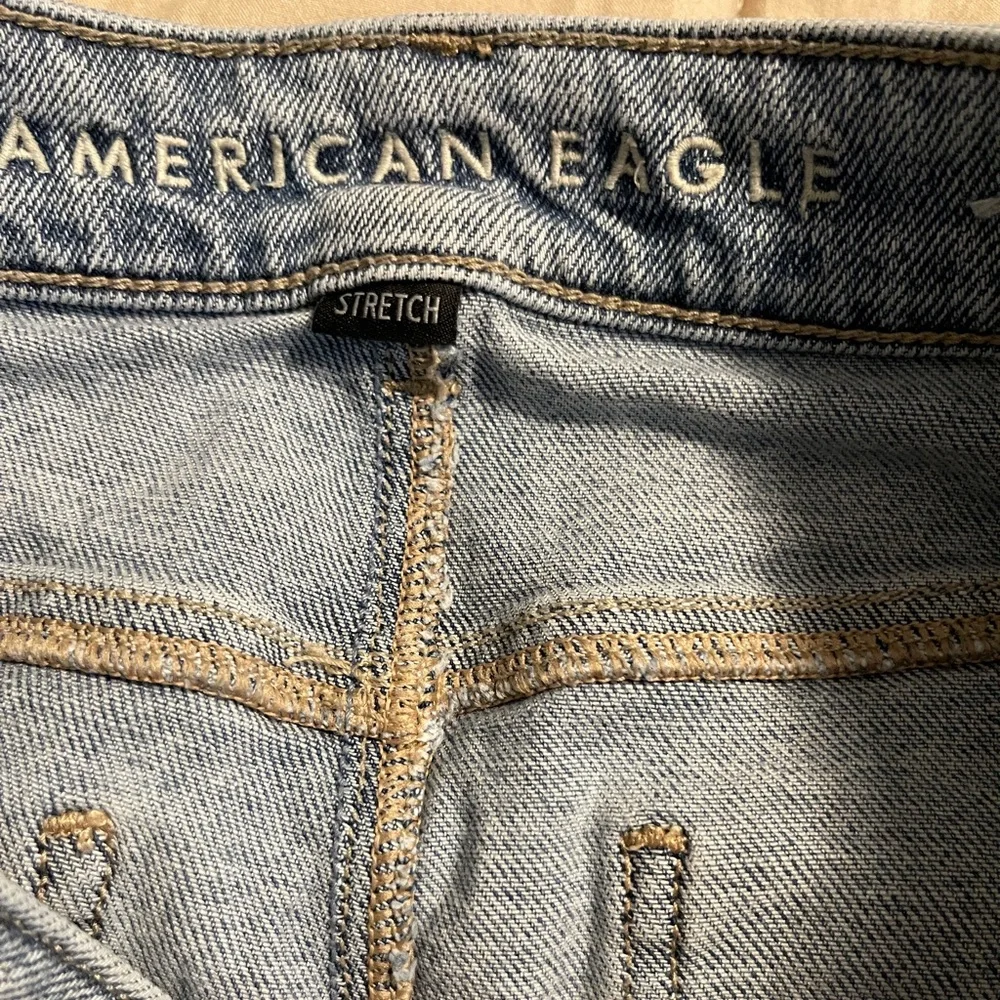 American Eagle Jeans Womens 6 Blue Mom Straight Jean Light Wash Minimal Normcore - Picture 6 of 11